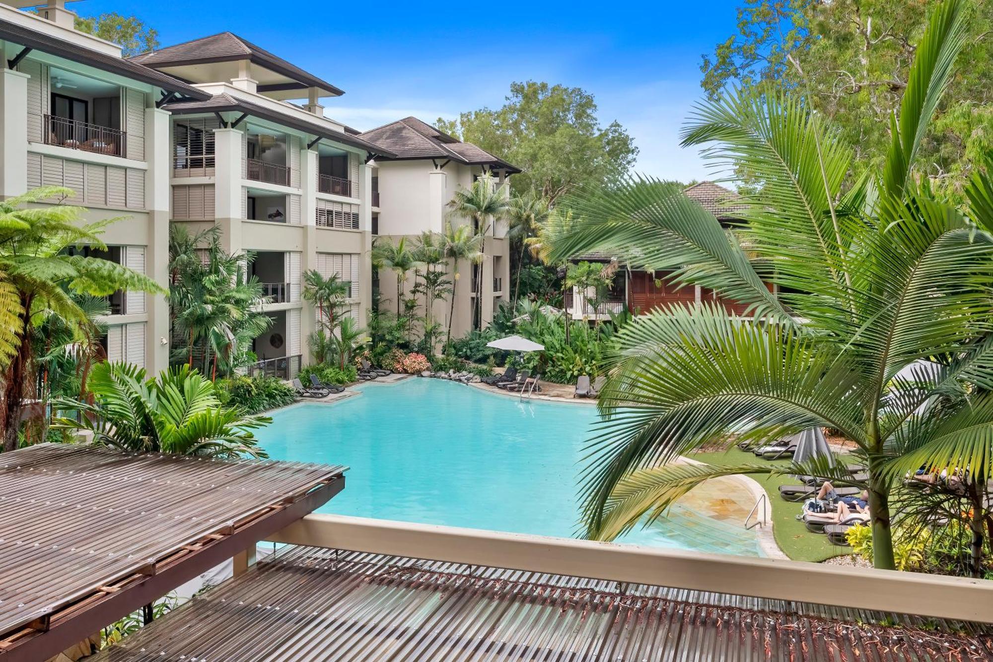 Private Apartments In The Temple Beachfront Resort Palm Cove Eksteriør bilde