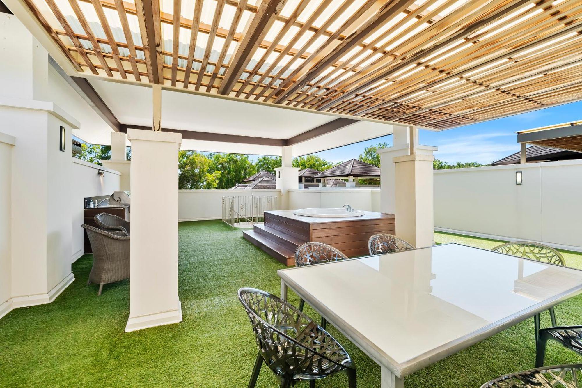 Private Apartments In The Temple Beachfront Resort Palm Cove Rom bilde