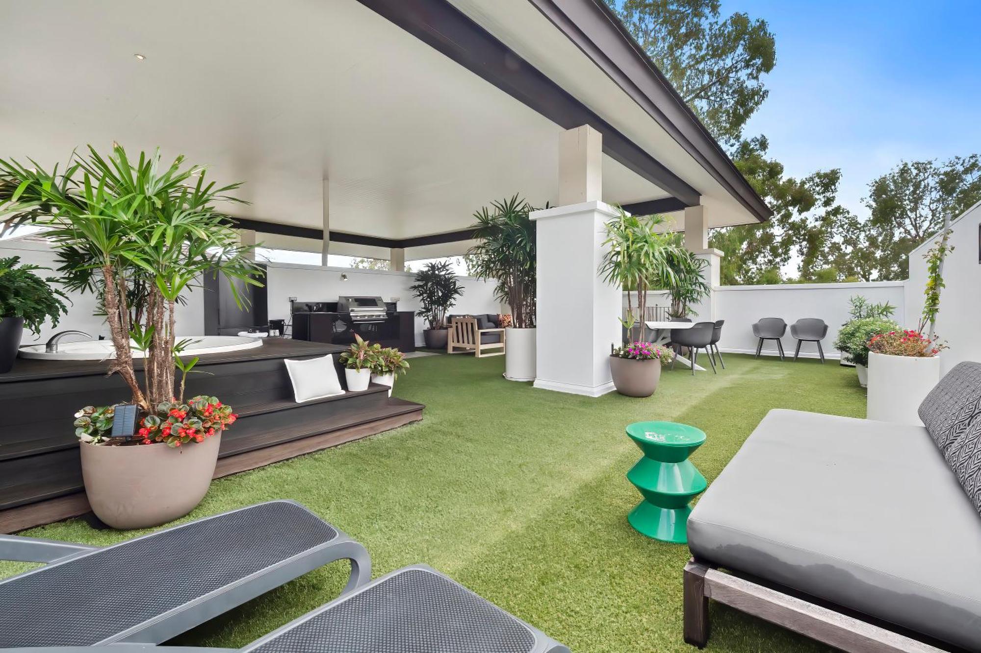 Private Apartments In The Temple Beachfront Resort Palm Cove Rom bilde
