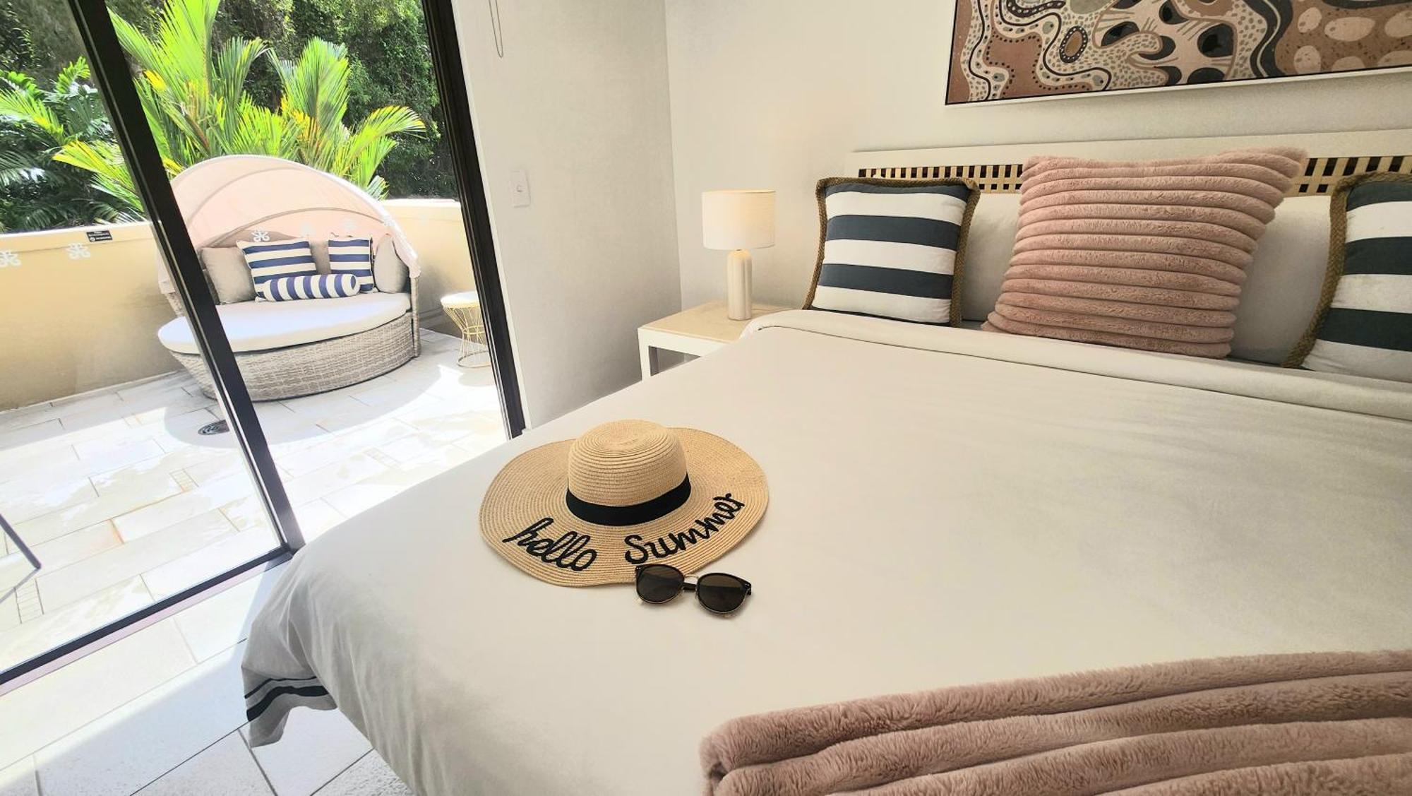 Private Apartments In The Temple Beachfront Resort Palm Cove Rom bilde