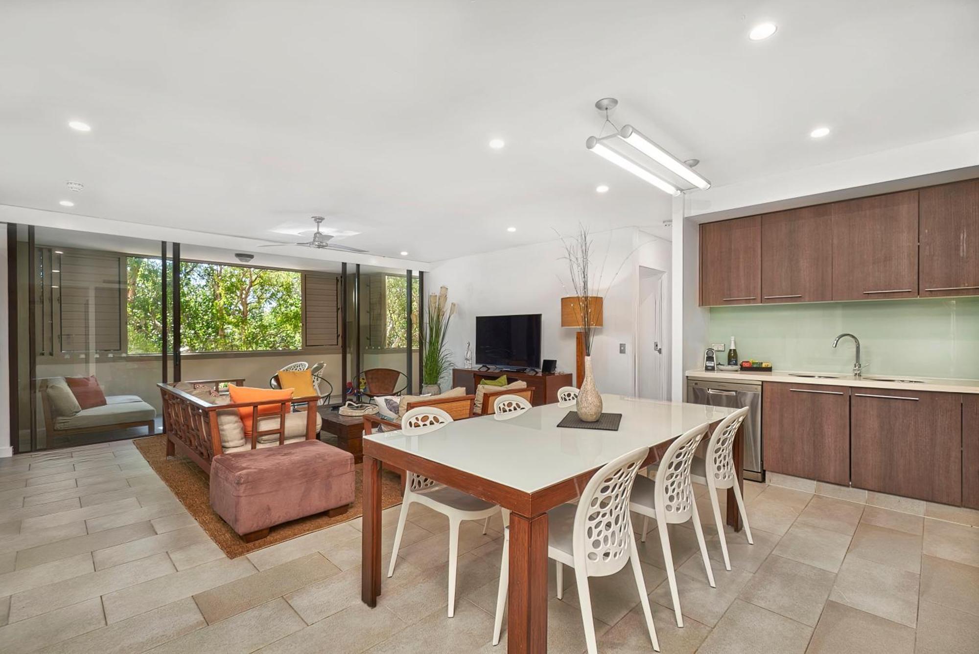 Private Apartments In The Temple Beachfront Resort Palm Cove Rom bilde
